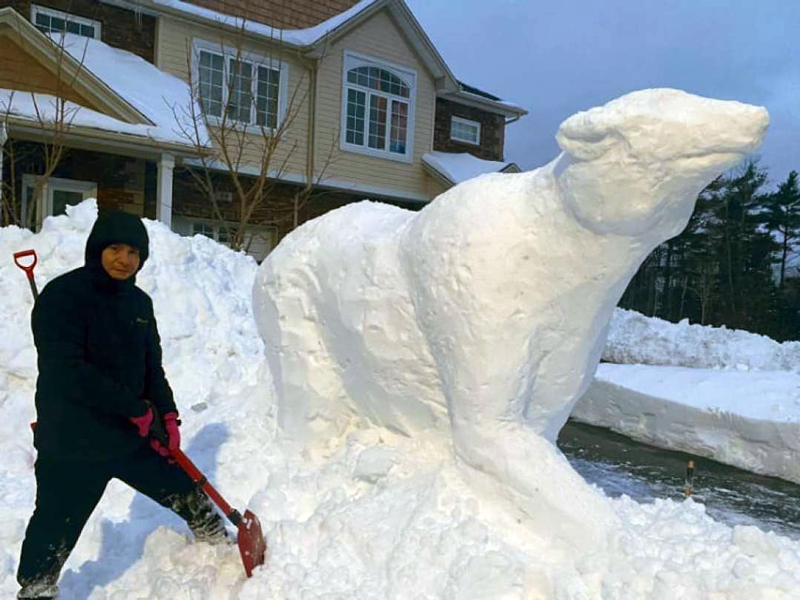 Canadá: Ecuatoriano sorprende a comunidad tras esculpir un enorme oso con hielo
