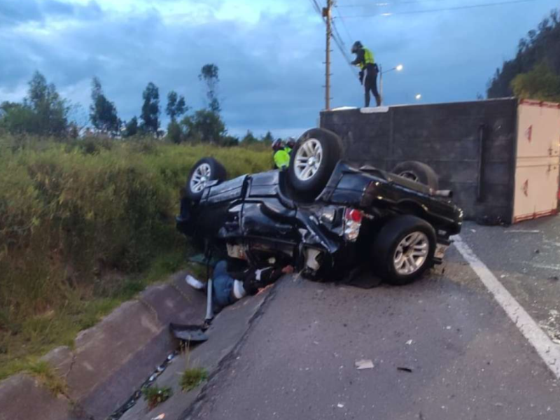 Quito: Dos fallecidos y cierre total de la Avenida Simón Bolívar