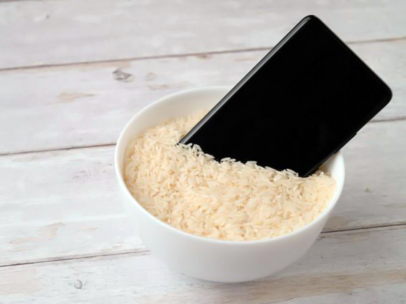 Por qué Apple desaconseja secar un iPhone con arroz (y qué hacer cuando se moja)