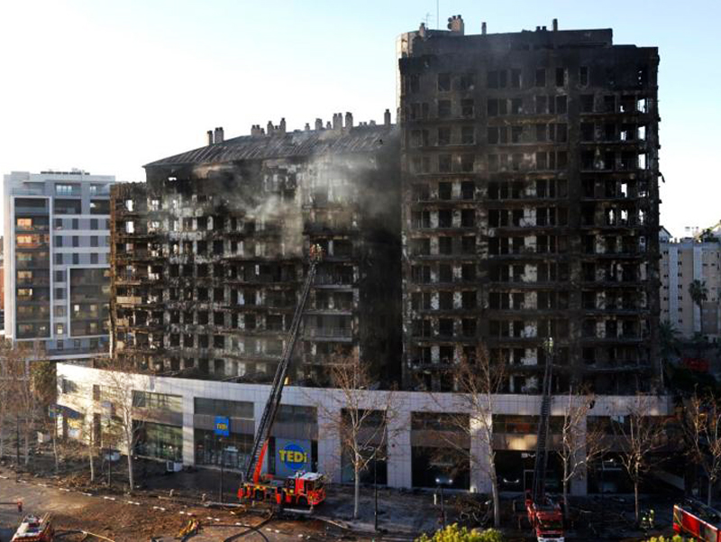 Qué es ‘el efecto chimenea’ que contribuyó a la rápida propagación del devastador incendio en un edificio en España