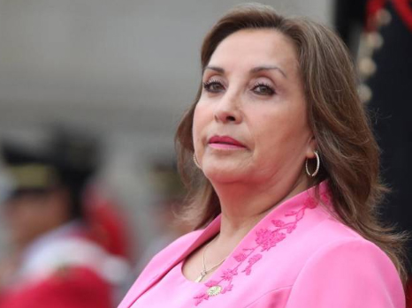 Presidenta de Perú, Dina Boluarte, es señalada por apartarse del cargo para unas cirugías estéticas sin comunicarlo
