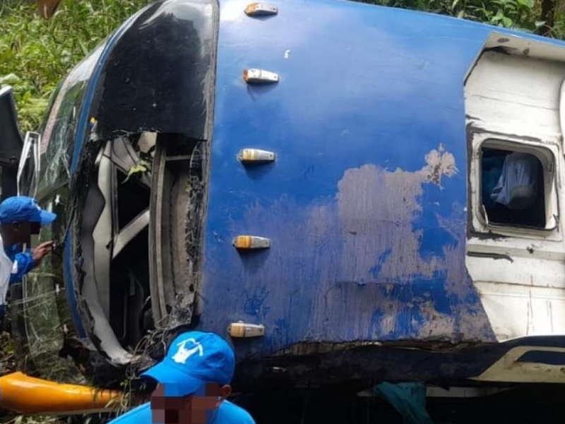 Un bus interprovincial cayó al abismo en la vía Aloag – Santo Domingo