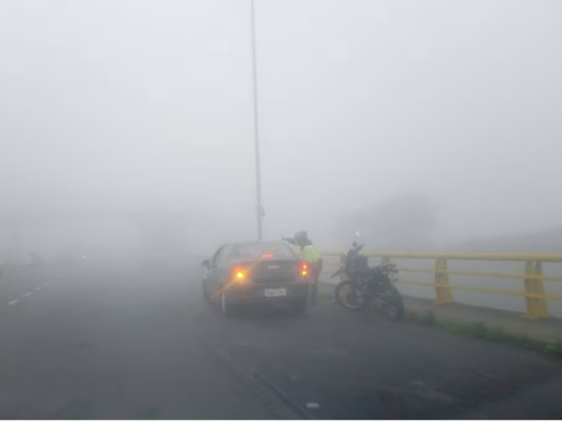Fuerte neblina y lluvia en la avenida Simón Bolívar, en Quito