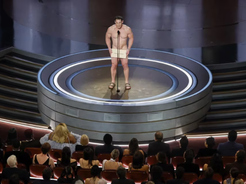 John Cena presentó desnudo el premio a mejor vestuario