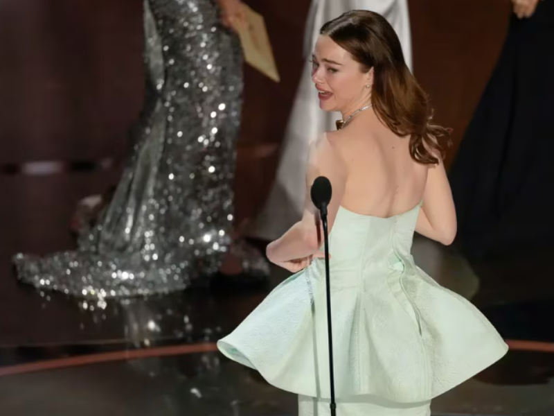 A Emma Stone se le rompió el vestido en medio de la ceremonia de los premios Oscar