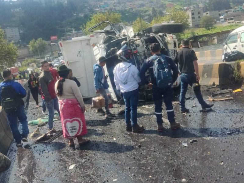 Sur de Quito: un vehículo pesado se volcó el puente de Guajaló