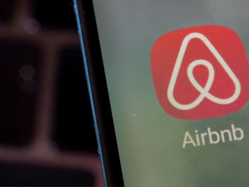 Airbnb prohibirá las cámaras de vigilancia en los interiores de los alojamientos