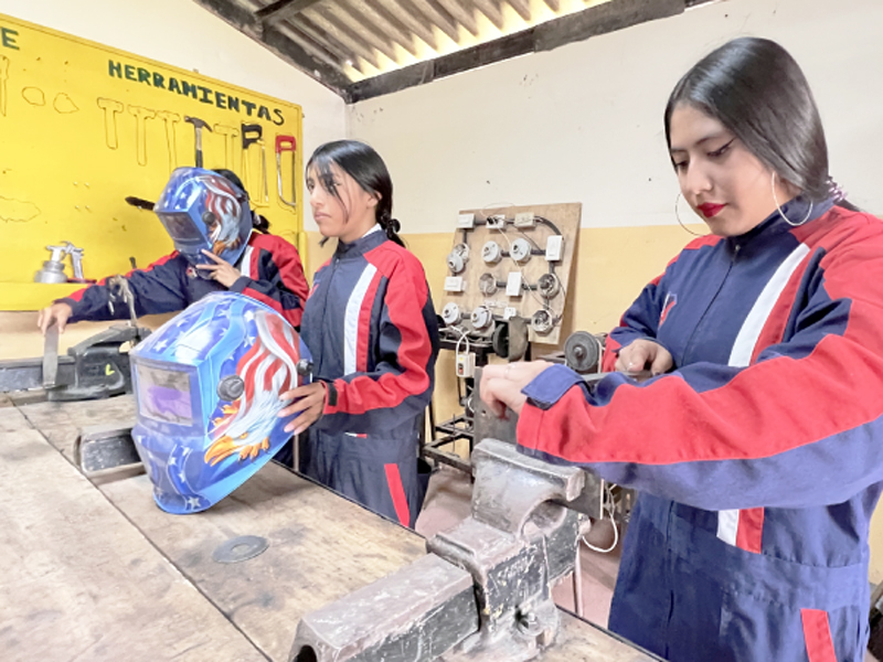 Ofrecen oportunidades de formación en áreas técnicas para estudiantes mujeres
