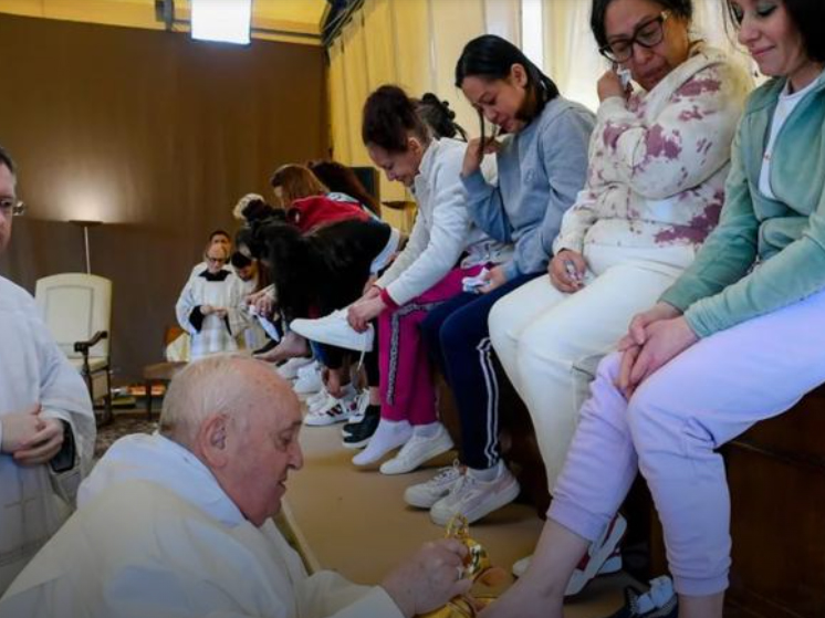 Papa Francisco rompe con una tradición anual y lava los pies de mujeres presas