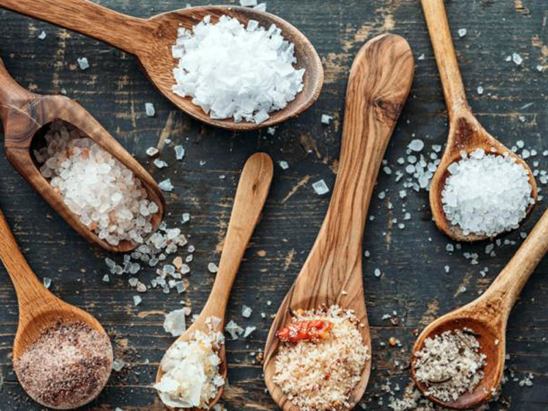 Sal rosa del Himalaya, reducida en sodio, refinada: ¿existe realmente un tipo de sal mejor para la salud?