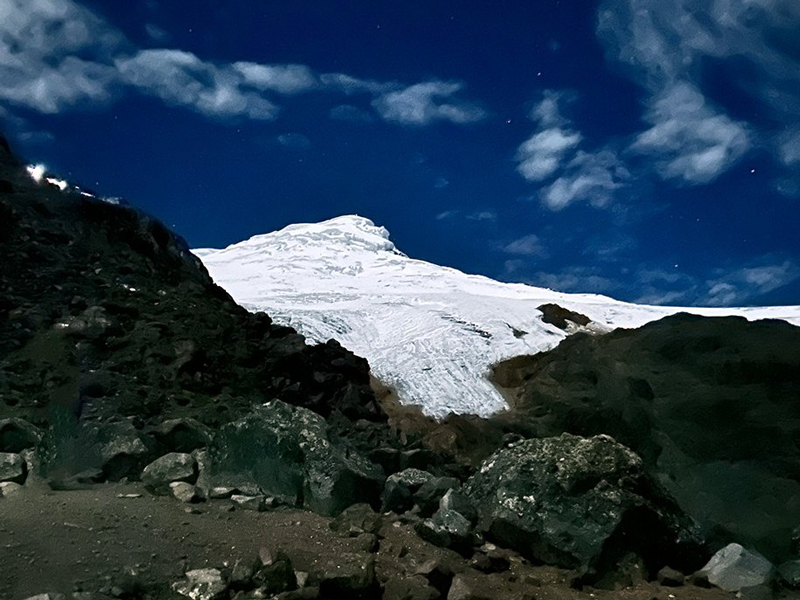 Se registra avalancha en el volcán Cayambe; hay personas atrapadas