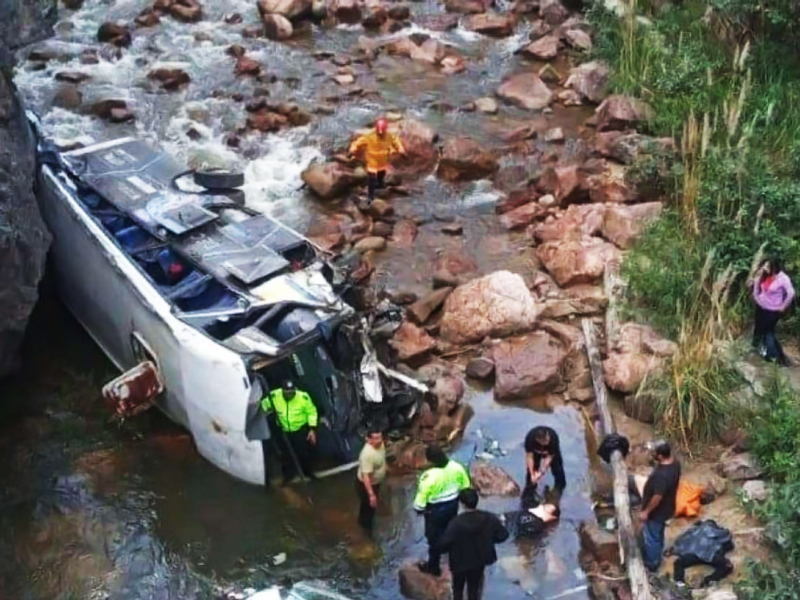 Bus que transportaba delegación deportiva cae a río en Cuenca; hay cuatro fallecidos y varios heridos