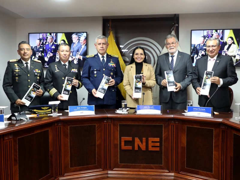 CNE entrega credenciales para el voto facultativo de Policía Nacional y Fuerzas Armadas