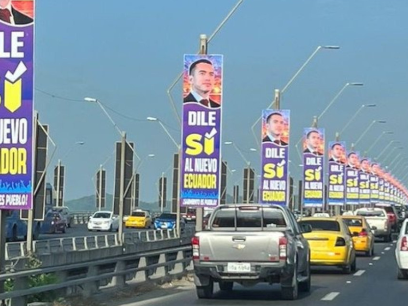 Campaña política por el ‘Sí’ genera debate en el Puente de la Unidad Nacional de Guayaquil