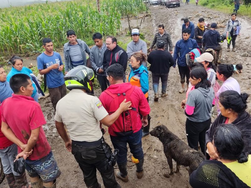 Familias afectadas por  aluvión en Alausí reciben atención