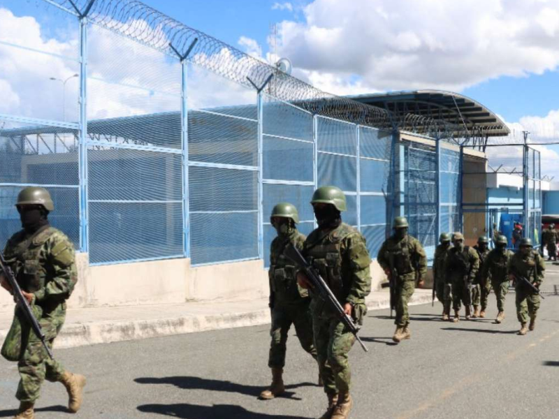 Dos soldados intentaron ingresar teléfonos a la cárcel de Latacunga