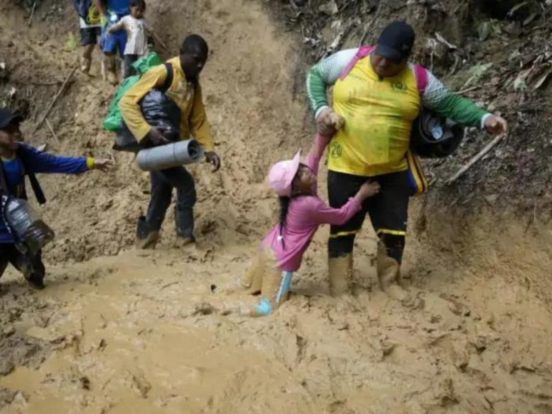 Héroe ecuatoriano rescata a niño venezolano en la selva del Darién