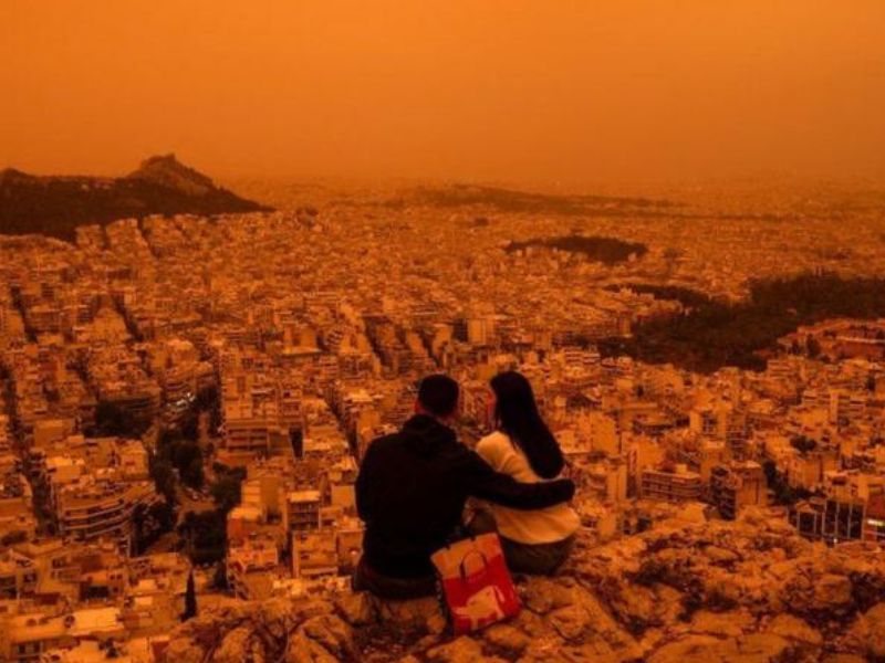 La nube de polvo del Sahara que tiñó de naranja el cielo de Atenas