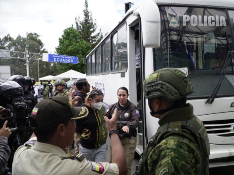 Ecuador repatrió 13 presos a Colombia