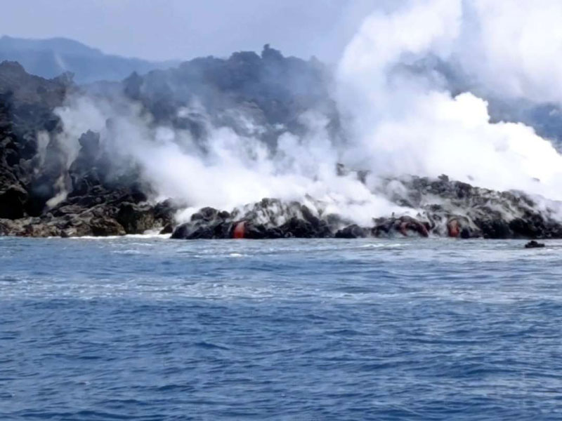 Flujos de lava del volcán La Cumbre llegaron al mar en Galápagos