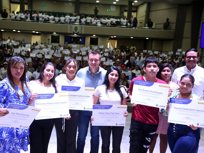 Noboa entrega becas de Educación Superior a estudiantes ecuatorianos
