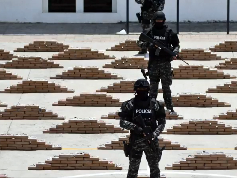 Policía decomisa dos toneladas de cocaína oculta en sector rural de Manabí