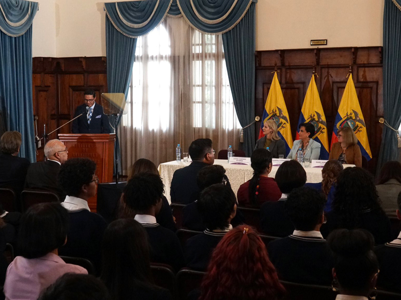 Ecuador amplía su oferta académica a más de 6.000 becas con el apoyo de la cooperación internacional
