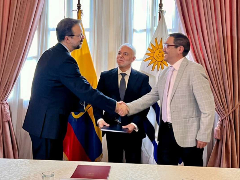 Ecuador y Uruguay firman convenio de ‘Cielos Abiertos’ para transporte aéreo