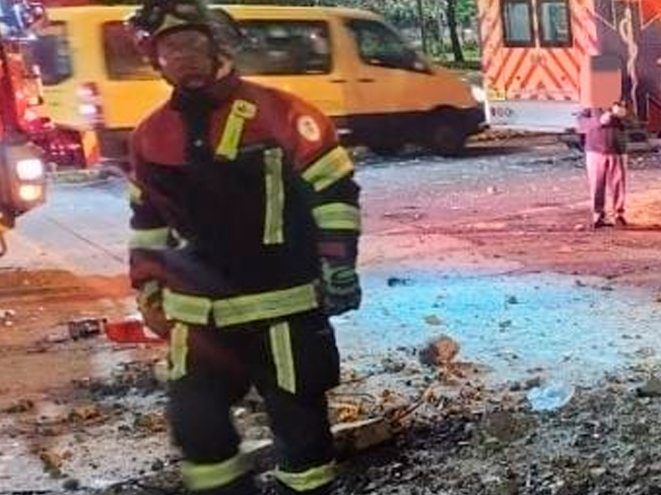 Camioneta cayó de puente a desnivel en el norte de Quito 