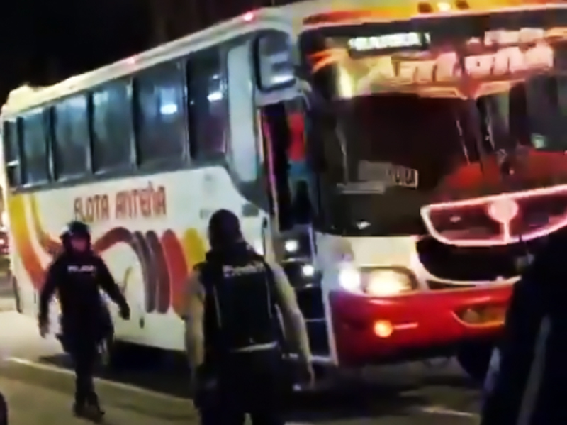 Hombre con arma blanca detiene un bus en Ibarra y amenaza a su expareja