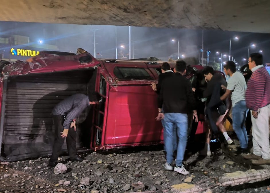 Camioneta cayó de puente a desnivel en el norte de Quito 