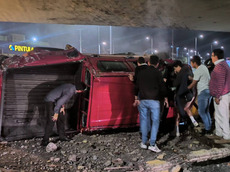 Camioneta cayó de puente a desnivel en el norte de Quito 
