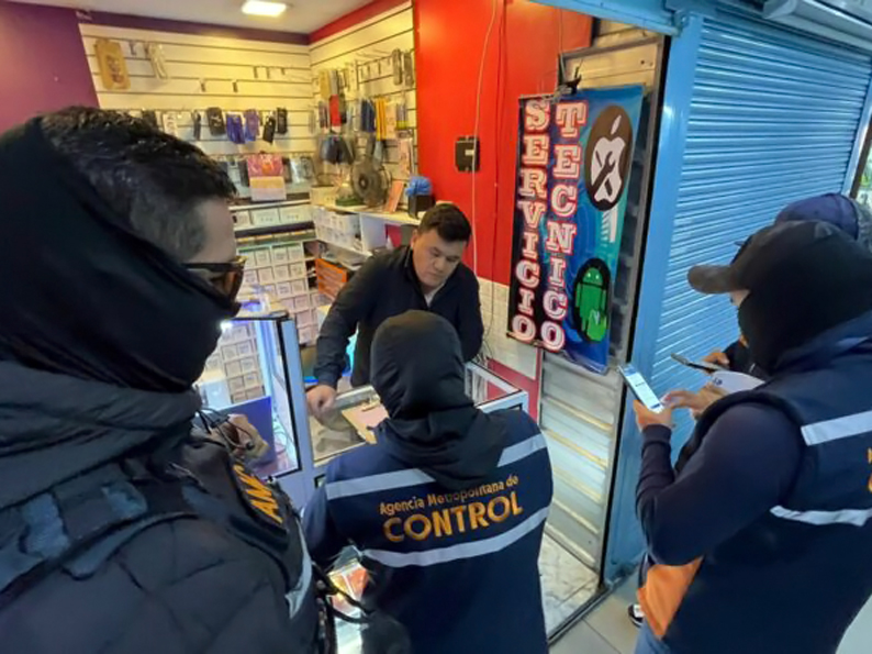 Quito: 19 locales comerciales fueron clausurados durante operativo en el Centro Comercial Montúfar