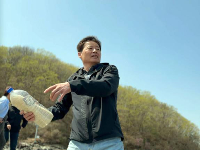 El hombre que lanza botellas llenas de arroz al mar desde Corea del Sur para salvar vidas en Corea del Norte