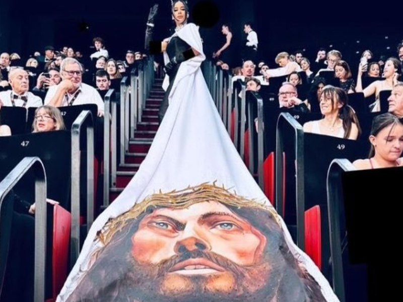 Intentan impedir mostrar vestido con el rostro de Jesucristo a actriz en Cannes