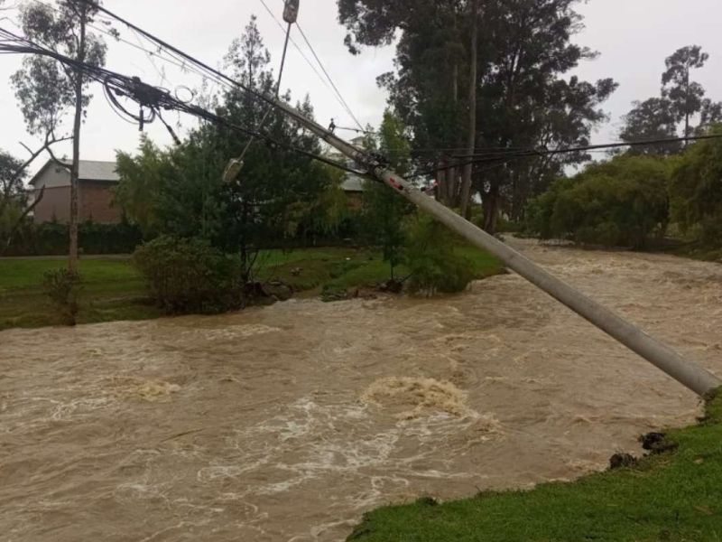 Lluvias provocan el desbordamiento del río Tomebamba