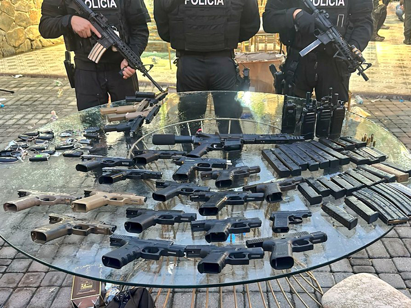 Jacobo Bucaram entre detenidos durante operativo en finca; Policía encontró un arsenal de armas