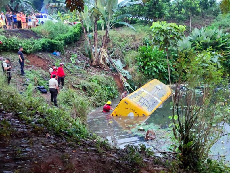 Bus que transportaba a pacientes para diálisis se volcó en la vía Santo Domingo – Quevedo: hay dos fallecidos