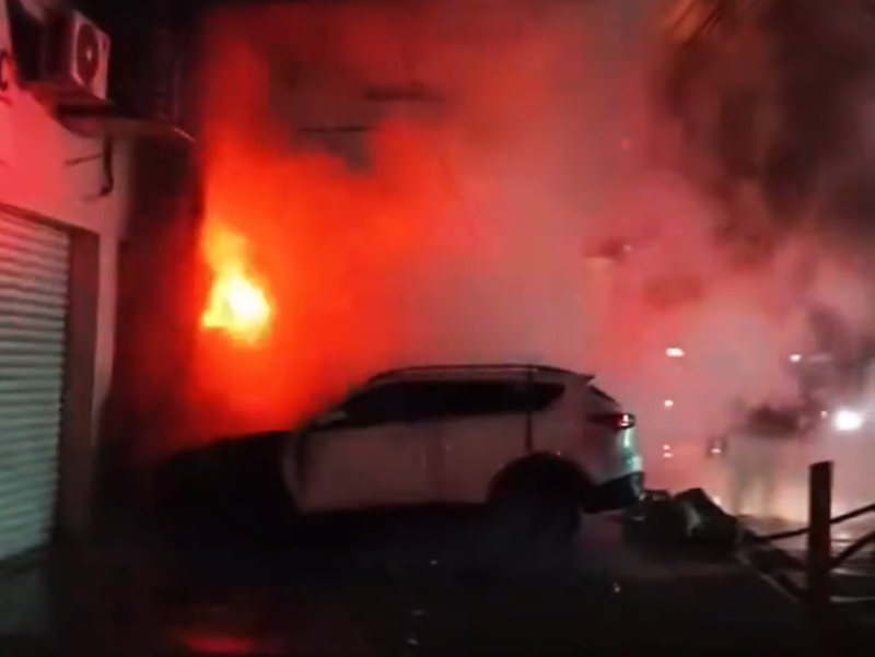 Atacan con bombas molotov un local en Guayaquil; hay cuatro vehículos carbonizados