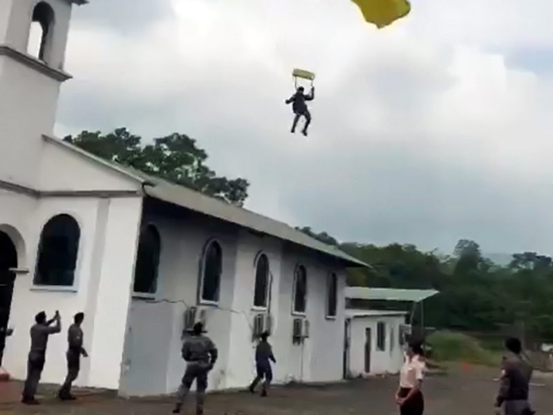 Paracaidista de la Policía sufre un accidente en ceremonia en Guayaquil