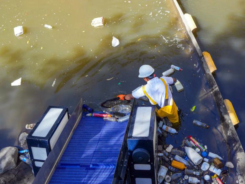 Las barreras flotantes que ayudan a eliminar los plásticos en los ríos de Ecuador