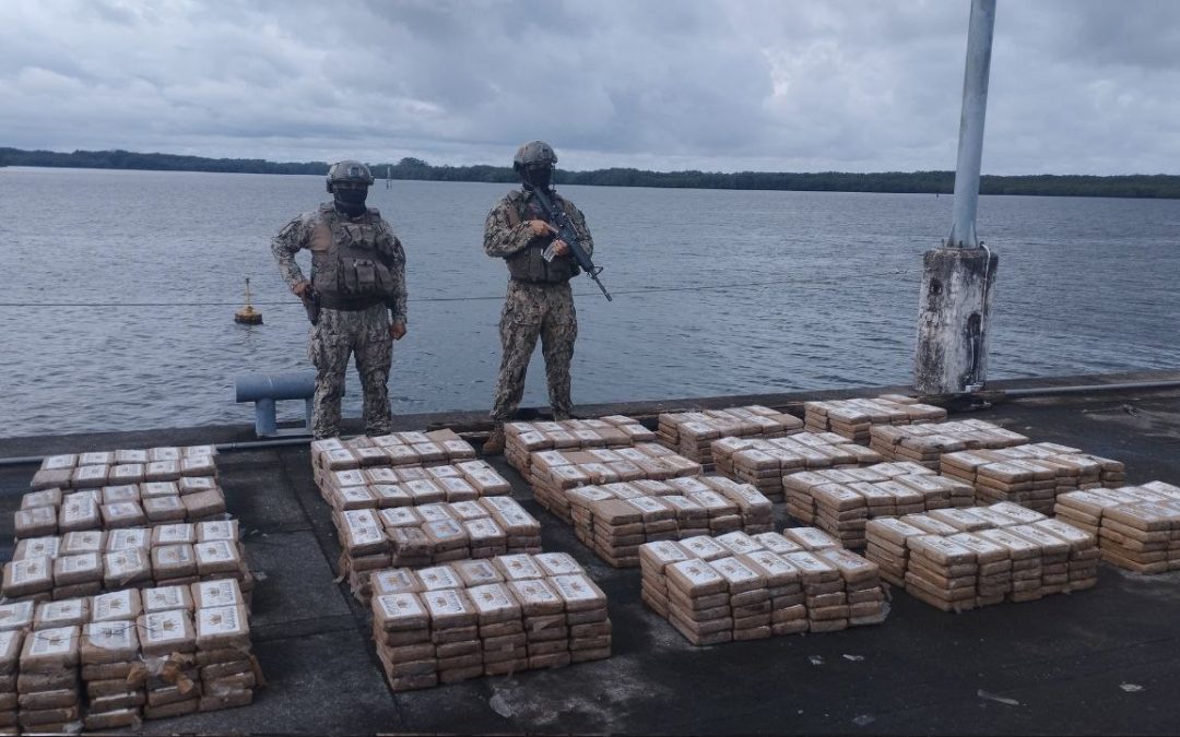 Armada captura barco con una tonelada de droga en altamar