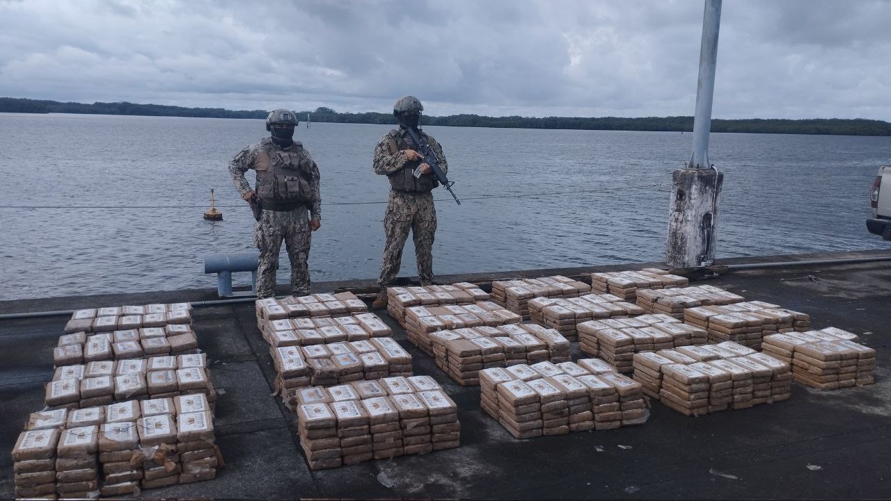 Armada captura barco con una tonelada de droga en altamar