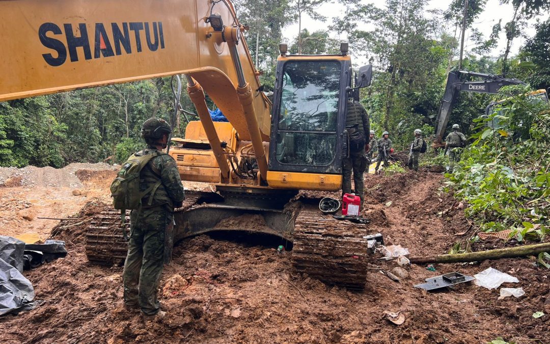 FFAA inutiliza ocho excavadoras en operaciones militares contra la minería ilegal