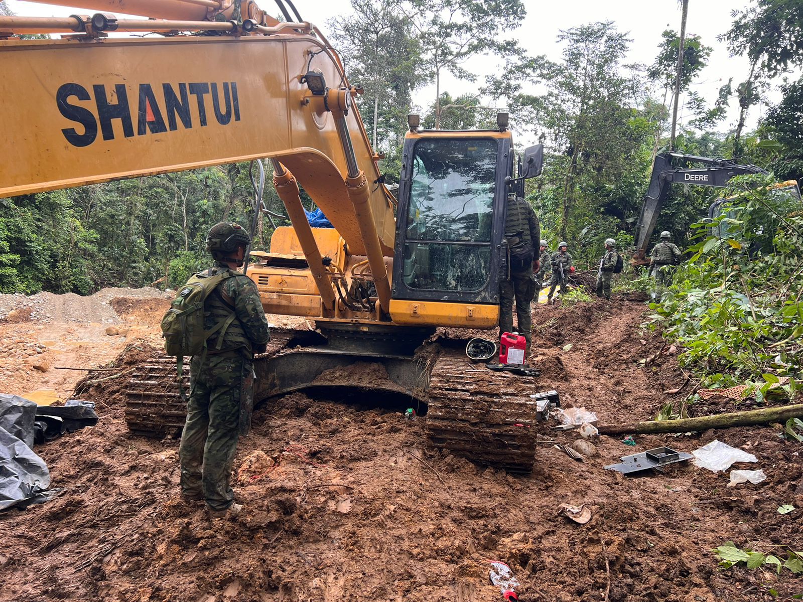 FFAA inutiliza ocho excavadoras en operaciones militares contra la minería ilegal