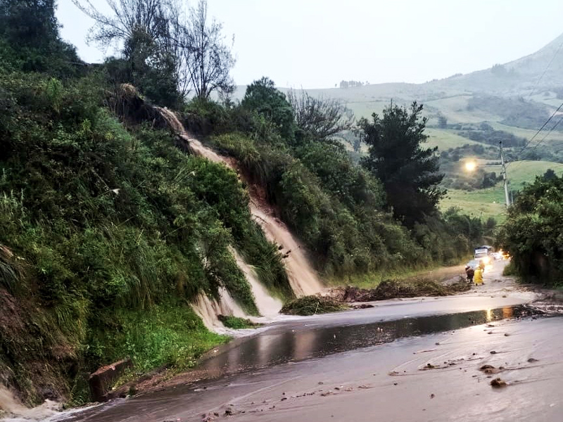 8 vías cerradas por los daños causados por las lluvias en Ecuador