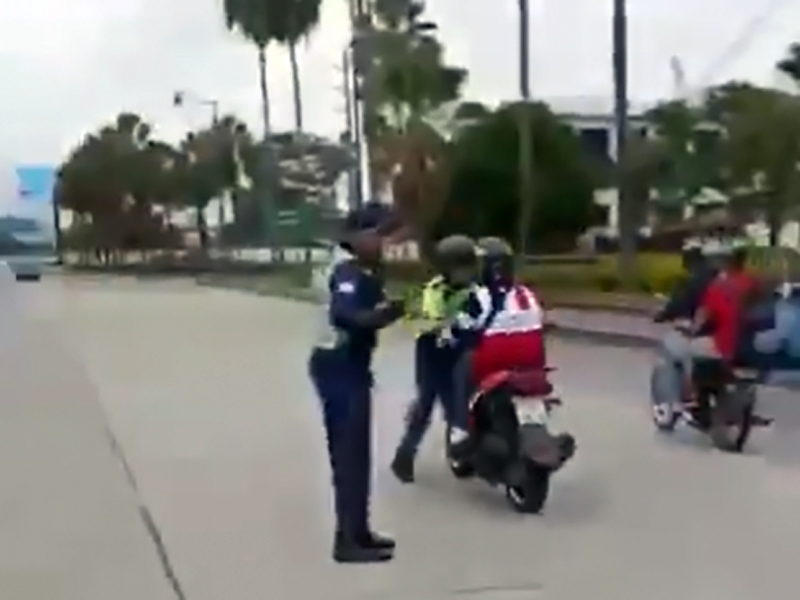Momento en que motociclista atropella a agente de tránsito para evitar control quedó grabado