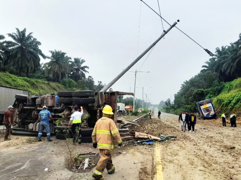 Choque entre un bus y una volqueta deja cinco heridos en Quevedo