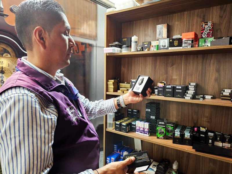 Decomisan cigarrillos electrónicos y esencias sin registro sanitario en Guayaquil