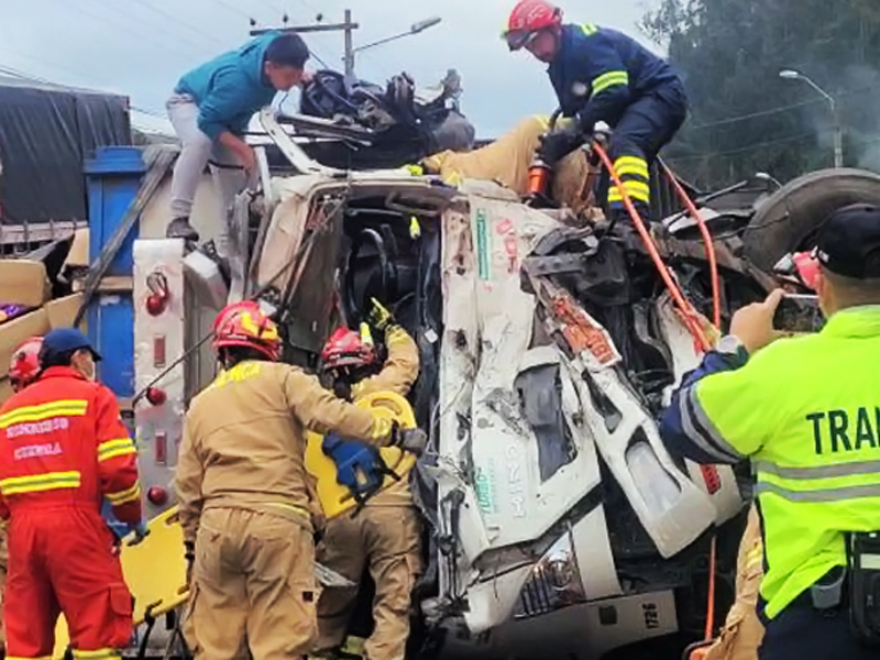 Conductor queda atrapado tras aparatoso choque de camiones en la vía Cuenca – Molleturo